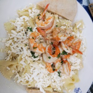 Pasta Lazos al Olio con Parmesano y Queso Feta con camarones