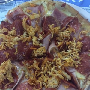 pizza de jamon, pollo y pepperoni