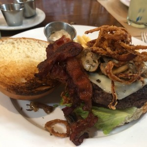 angus burguer con tocino y cebollas