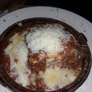 Lasagna de carne en salsa roja y queso gratinado