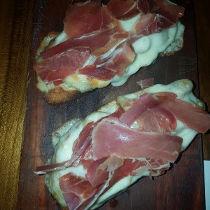 Scamorza al coccio, prosciutto e funghi