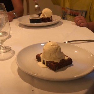 brownie con helado de vanilla y caramelo