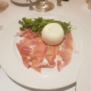 ensalada con burrata y prosciutto 