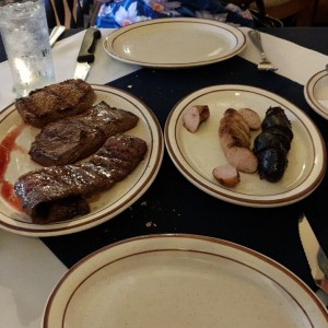 plato de tres carne y chorizo con morcilla excelente