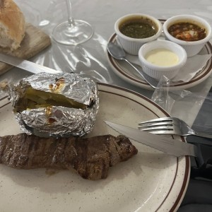 Medio filete con papa asada