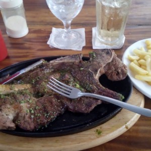 churrasco con papitas fritas y un refresco gingerale