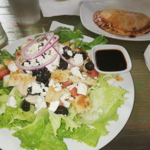 ensalada griega con pollo y vinagre balsamico y empanada de manzana