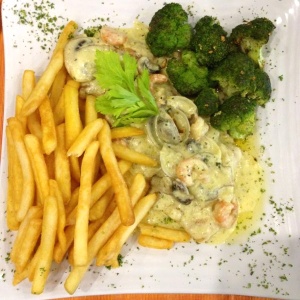 Filete Estatus con salsa de camarones 