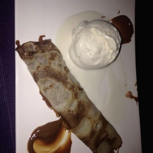 Crepe relleno de dulce de leche y helado de vainilla