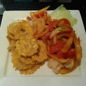 Corvina a la chorrillana con  patacones