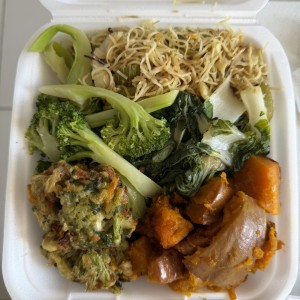 Fideos, hoja de mostaza, brocli, zapallo y vegetales fritos