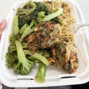Fideos, vegetales fritos y brócoli 