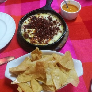 Queso Fundido con Chorizo