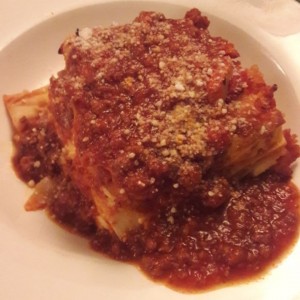 Lasagna bolognesa en salsa roja