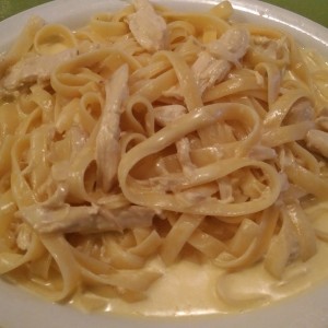 fetuccini de pollo en salsa blanca