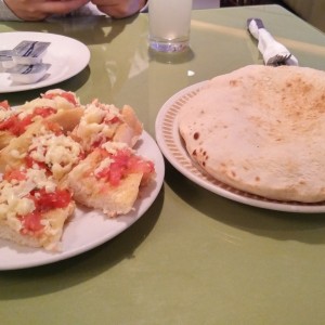 Pan pita y bruschettas con ajo, tomate y queso mozarella