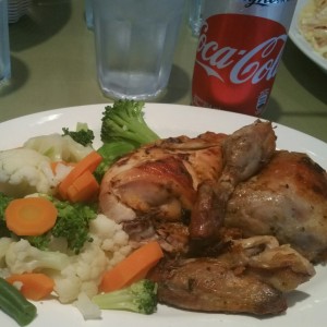 1/2 pollo asado con vegetales