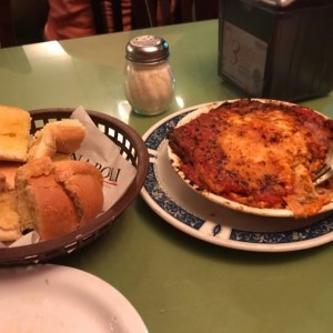 berenjena a la parmesana con pan de ajo