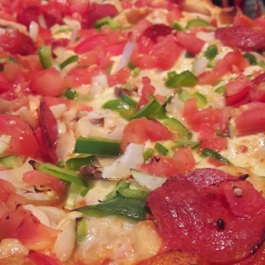 pizza de vegetales con pepperoni