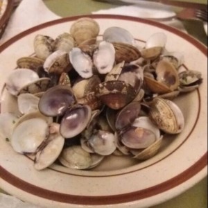 Almejas al ajillo