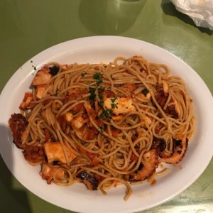 pasta integral con tomate y pulpo