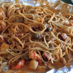 Spaghettis con mariscos en salsa rosada al cartucho