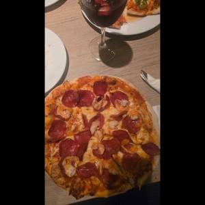 pizza de camarones con peperonni