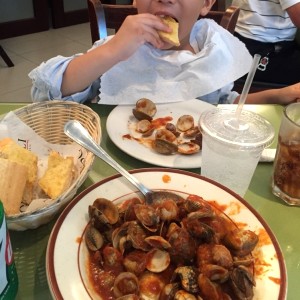 Almejas en salsa roja