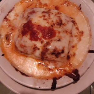 lasagna de pollo en salsa roja
