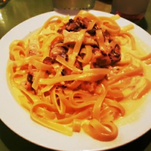 Fetticcini de pollo y hongos en salsa Alfredo