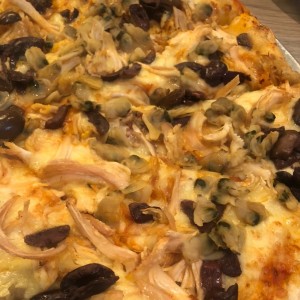 Pizza de almejas, pollo y aceitunas negras