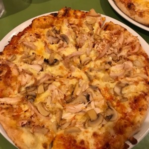 Pizza de pollo con hongos