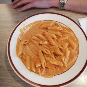 Penne con pollo en salsa rosada