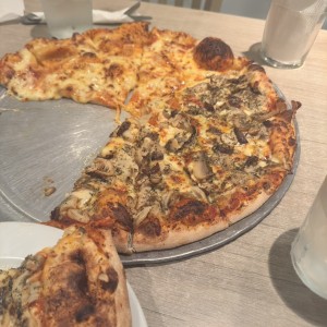 Pizza mitad quedo y mitad hongos con anchoas 