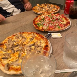 Pizzas - hongos, vegetales y otra de mariscos