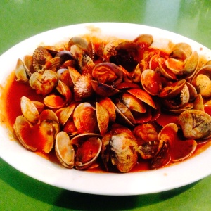 Almejas en salsa roja