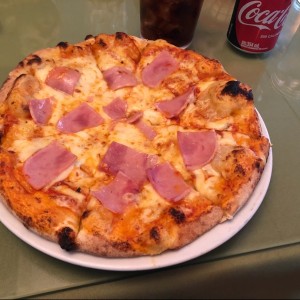 pizza de queso mozarella y jamon.