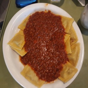 Raviolis en salsa bolognesa