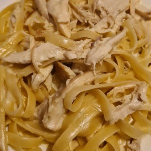 Pastas Especialidades - Fettucine Pollo Alfredo