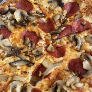 Pizza peperoni y hongos