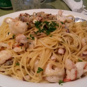 Pasta marinada con camarones