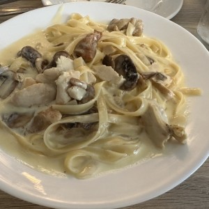 Pasta en salsa alfredo con hongos y pollo