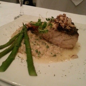 Dorado con risotto y esparragos