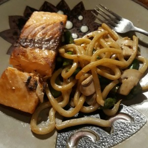 salmon con vegetales y pasta salteados delicioso