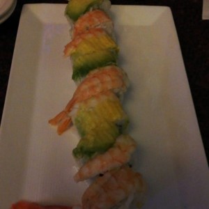 sushi con langostinos, aguacate y crunchi en medio