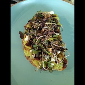 Tostada con aguacate y mas