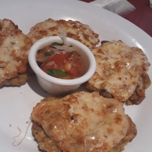 Tostones con chorizo y queso 