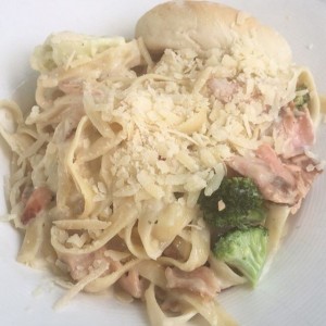 fetuccini con salmon y brocoli