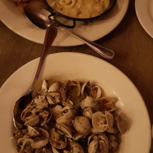 Almejas al ajillo