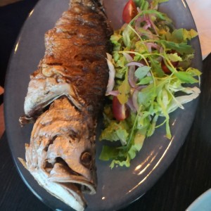 Corvina frito con ensalada verde